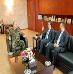 الرئيس شقير بزور قائد الجيش العماد جان قهوجي في مكتبه في اليرزة