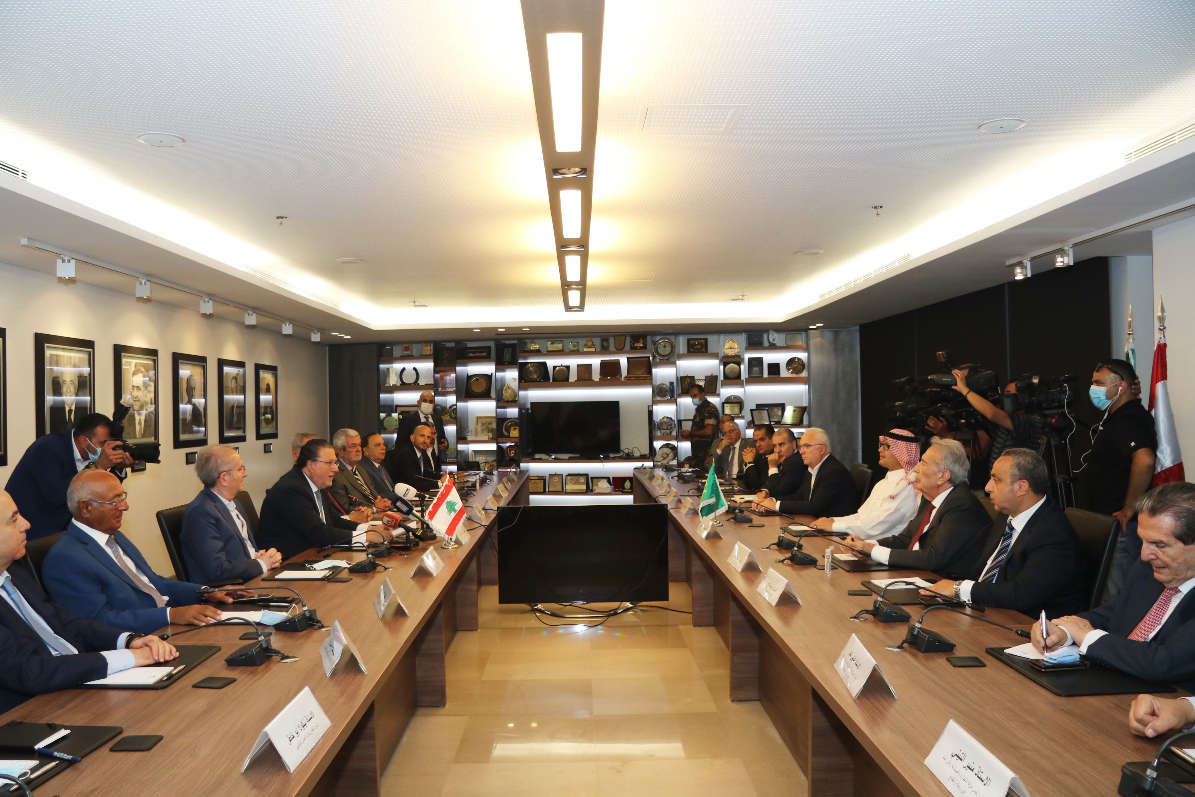إجتماع بين البخاري والهيئات الاقتصادية في غرفة بيروت